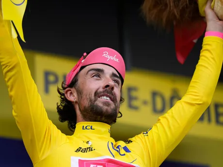 Ben Healy z EF Education - EasyPost v žltom drese po 10. etape na Tour de France 2025.