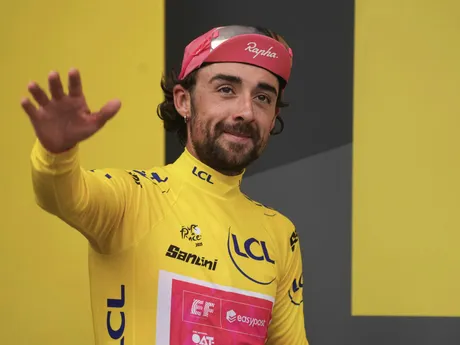 Ben Healy z EF Education - EasyPost v žltom drese po 10. etape na Tour de France 2025.