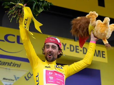 Ben Healy z EF Education - EasyPost v žltom drese po 10. etape na Tour de France 2025.
