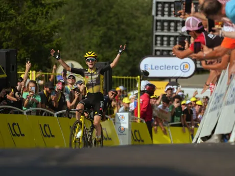 Simon Yates z Team Visma Lease a Bike vyhral 10. etapu na Tour de France 2025.