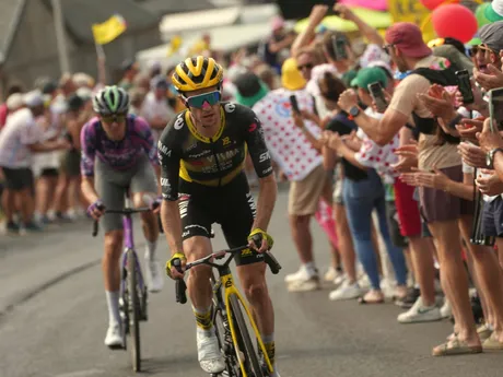 Simon Yates z Team Visma Lease a Bike vyhral 10. etapu na Tour de France 2025.
