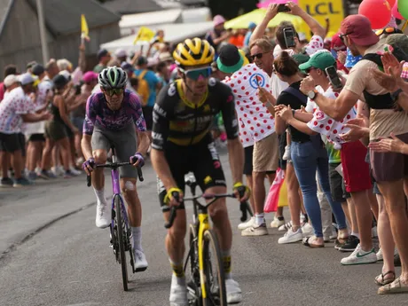 Simon Yates z Team Visma Lease a Bike vyhral 10. etapu na Tour de France 2025.