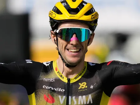 Simon Yates z Team Visma Lease a Bike vyhral 10. etapu na Tour de France 2025.