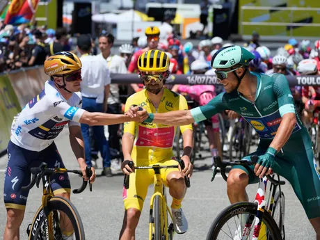 Zľava Remco Evenepoel, Ben Healy a Jonathan Milan v cenných dresoch pred štartom 11. etapy na Tour de France 2025.