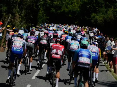 Momentka z 11. etapy na Tour de France 2025.