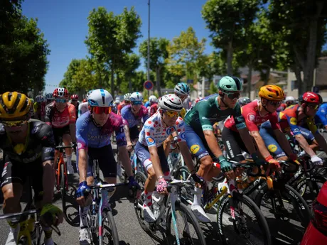Cyklisti v pelotóne počas 12. etapy Tour de France 2025.