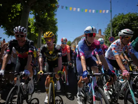 Cyklisti na štarte 12. etapy Tour de France 2025.