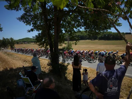 Cyklisti v pelotóne počas 12. etapy Tour de France 2025.