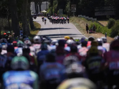 Cyklisti v pelotóne počas 12. etapy Tour de France 2025.