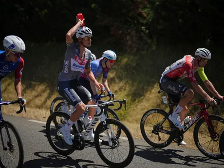Cyklisti v pelotóne počas 12. etapy Tour de France 2025.