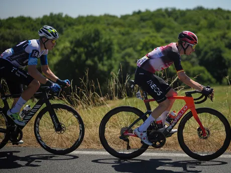 Cyklisti v pelotóne počas 12. etapy Tour de France 2025.