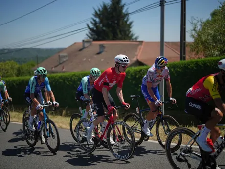 Cyklisti v pelotóne počas 12. etapy Tour de France 2025.