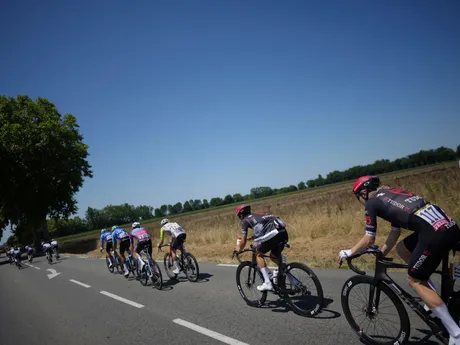Cyklisti v pelotóne počas 12. etapy Tour de France 2025.