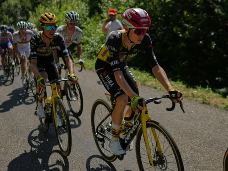 Pelotón počas 12. etapy Tour de France 2025.