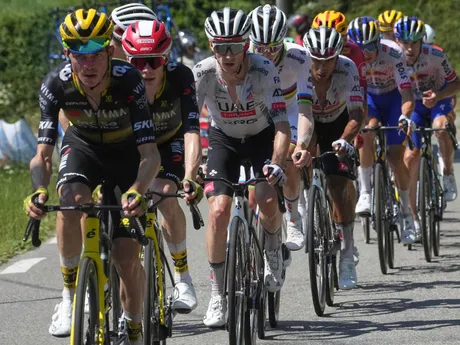 Pelotón počas 12. etapy Tour de France 2025.