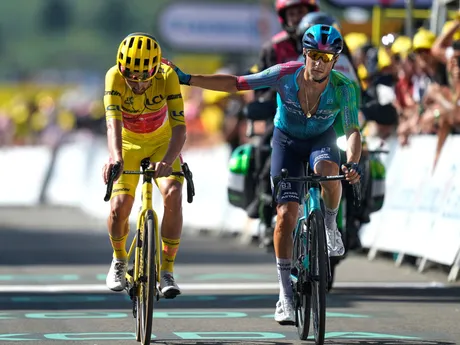 Ben Healy a Simone Velasco počas 12. etapy Tour de France 2025.
