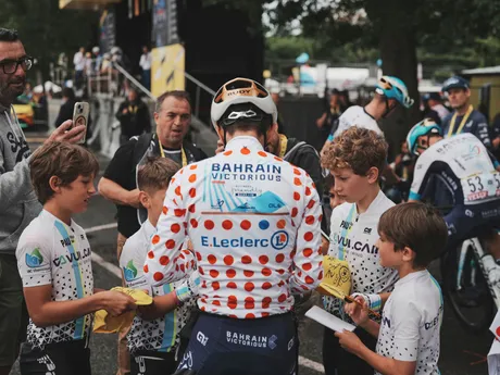 Lenny Martinez v bodkovanom drese pred štartom 14. etapy Tour de France 2025.