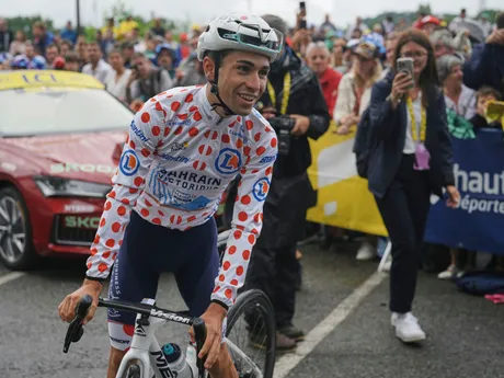 Francúz Lenny Martinez v bodkovanom drese pred štartom 14. etapy Tour de France 2025.