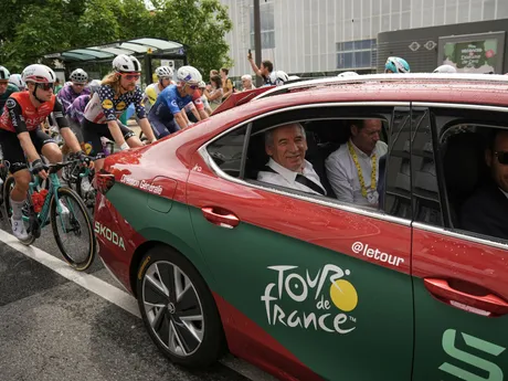 Francúzsky premiér François Bayrou sedí v aute riaditeľa pretekov počas 14. etapy Tour de France 2025.
