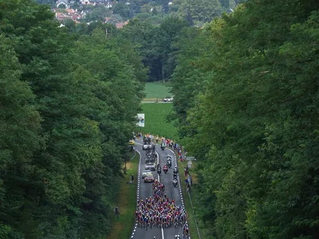Cyklisti počas 14. etapy na Tour de France 2025.