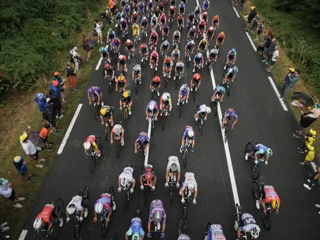 Cyklisti počas 14. etapy na Tour de France 2025.