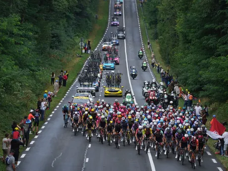 Cyklisti počas 14. etapy na Tour de France 2025.