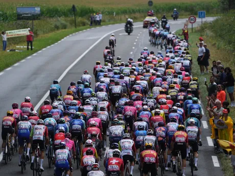 Cyklisti počas 14. etapy na Tour de France 2025.