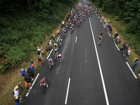 Cyklisti počas 14. etapy na Tour de France 2025.
