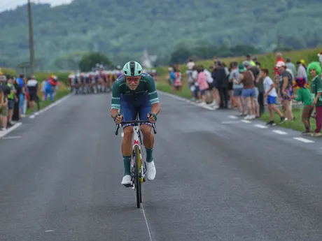 Jonathan Milan v zelenom drese počas 14. etapy na Tour de France 2025.
