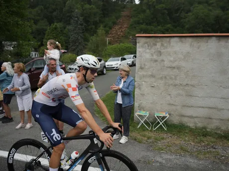 Stef Cras počas 14. etapy na Tour de France 2025.
