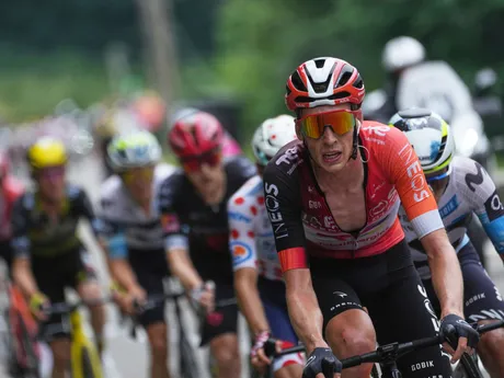 Cyklisti počas 14. etapy na Tour de France 2025.