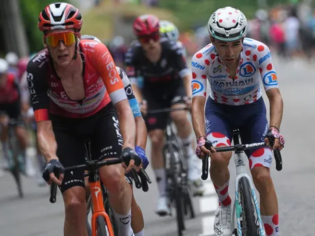 Cyklisti počas 14. etapy na Tour de France 2025.