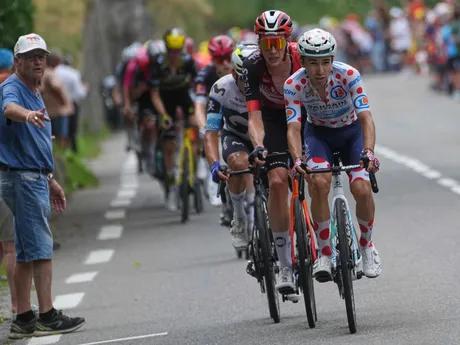 Cyklisti počas 14. etapy na Tour de France 2025.