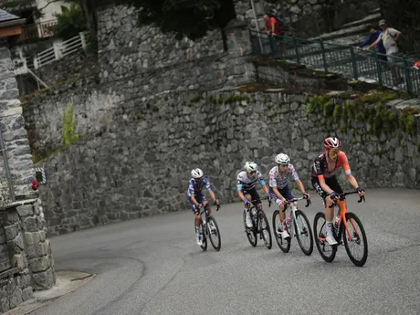 Cyklisti počas 14. etapy na Tour de France 2025.