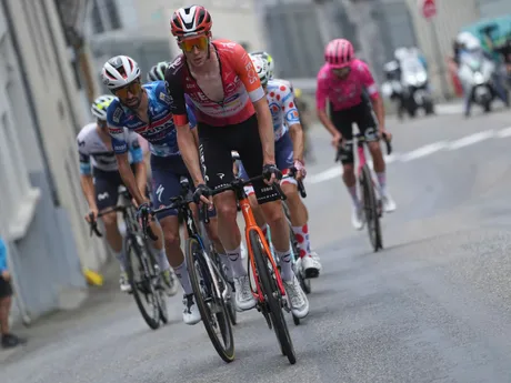 Cyklisti počas 14. etapy na Tour de France 2025.