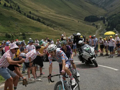 Cyklisti počas 14. etapy na Tour de France 2025.