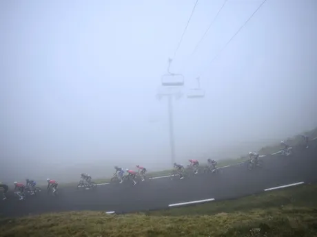 Cyklisti počas 14. etapy na Tour de France 2025.