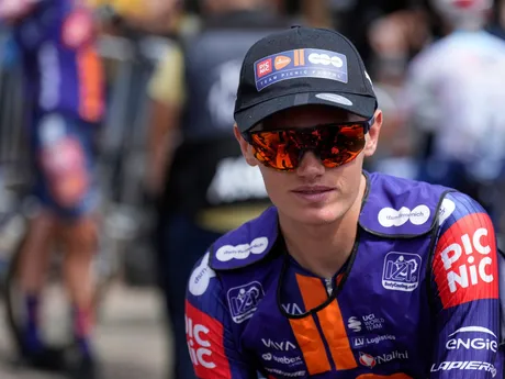 Oscar Onley pred štartom 15. etapy Tour de France 2025.