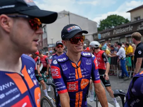 Oscar Onley pred štartom 15. etapy Tour de France 2025.