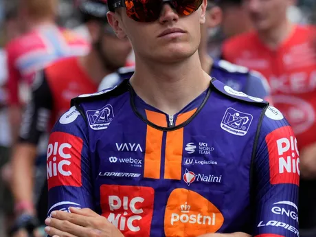 Oscar Onley pred štartom 15. etapy Tour de France 2025.