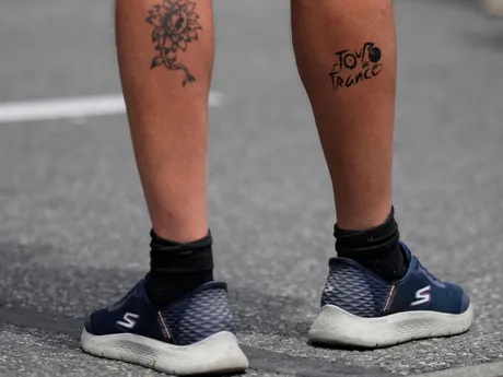 Fanúšik s logom Tour de France pred štartom 15. etapy.