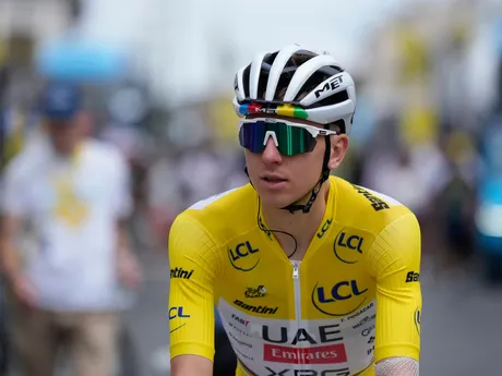 Tadej Pogacar v žltom drese pred štartom 15. etapy Tour de France 2025.
