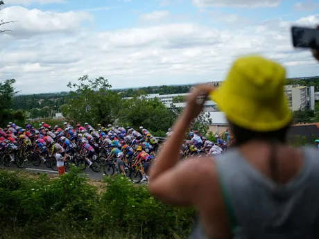 Cyklisti počas 15. etapy Tour de France 2025.