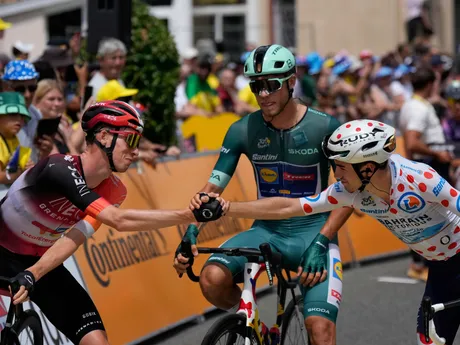 Zľava Thymen Arensman, Jonathan Milan a Lenny Martinez počas 15. etapy Tour de France 2025.