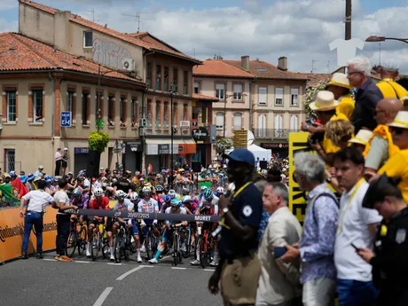 Cyklisti počas 15. etapy Tour de France 2025.