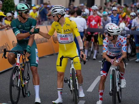 Zľava Jonathan Milan, Tadej Pogačar a Lenny Martinez počas 15. etapy Tour de France 2025.