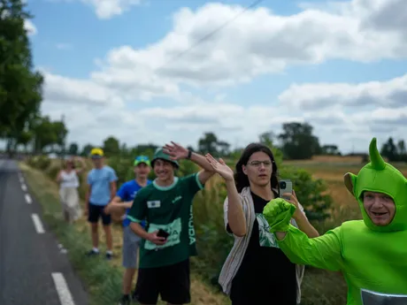 Fanúšikovia počas 15. etapy Tour de France 2025.