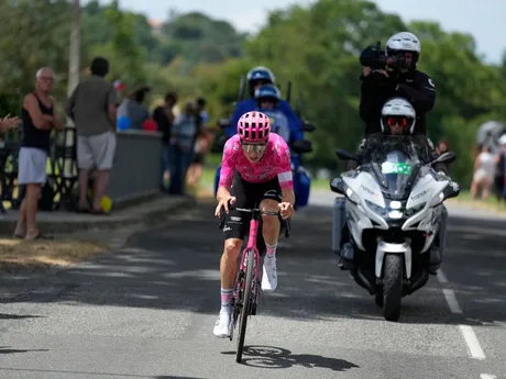 Neilson Powless počas 15. etapy Tour de France 2025.