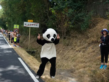 Fanúšikovia počas 15. etapy Tour de France 2025.
