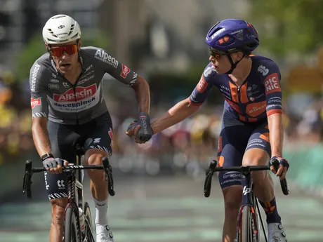 Xandro Meurisse a Frank van den Broek počas 15. etapy Tour de France 2025.